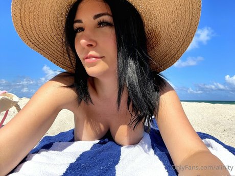 Foto di nudo di fuga di OnlyFans di Alinity