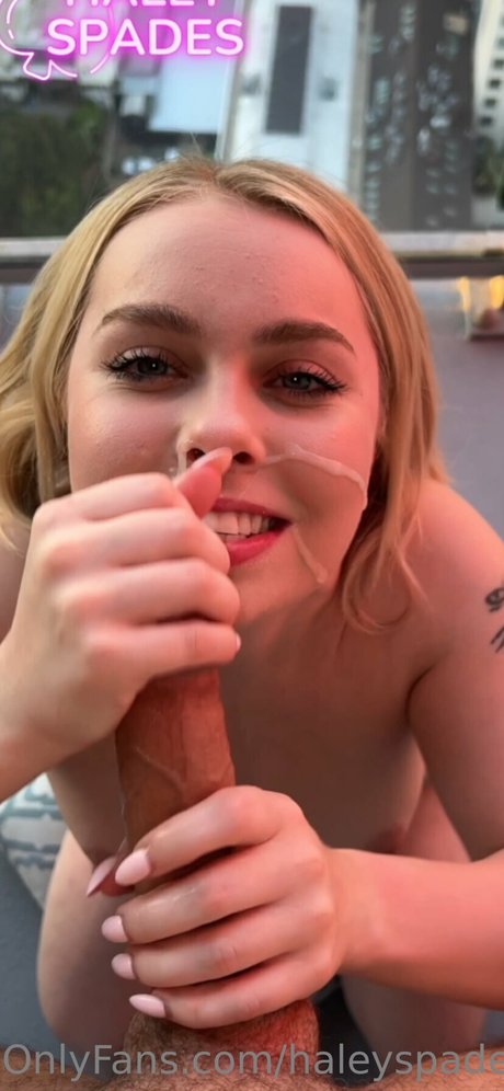 Nahá fotka uniklých OnlyFans od Haley Spades