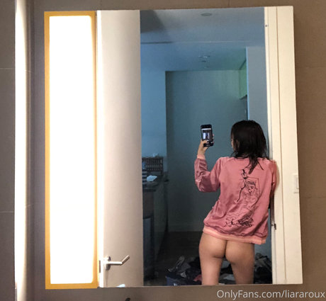Naken lekkede OnlyFans-bilde av Liara Roux