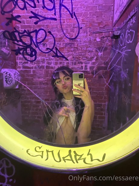 Nahá fotka uniklých OnlyFans od Essaere