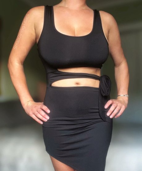 Foto di nudo di fuga di OnlyFans di Smallgirlbigtitties