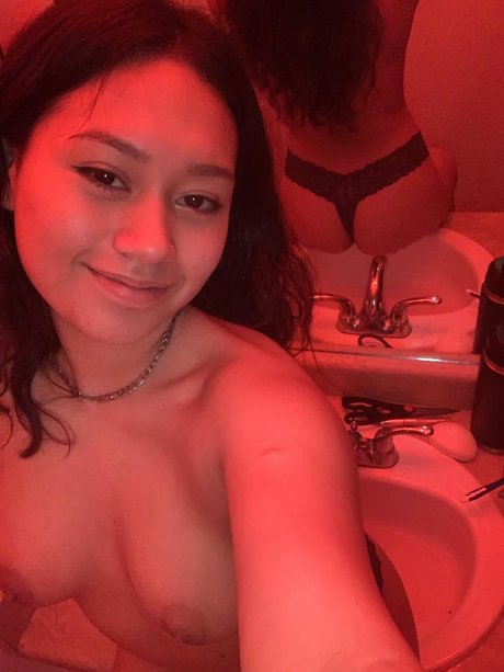 Foto desnuda filtrada de OnlyFans de Hell0kitti200