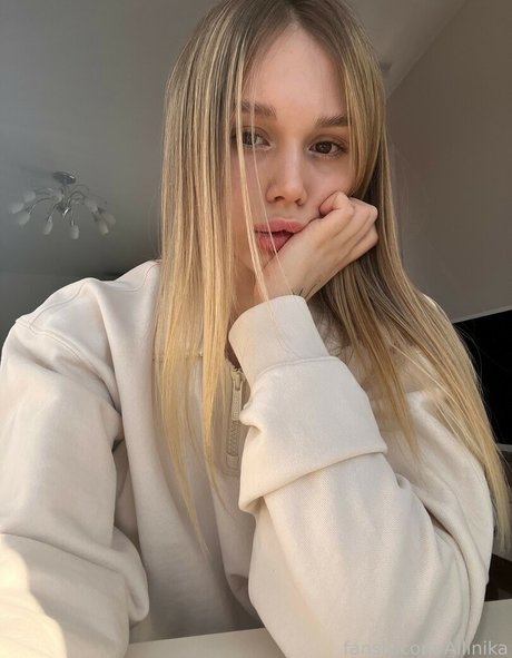 Naken läckt OnlyFans-bild av Allinika