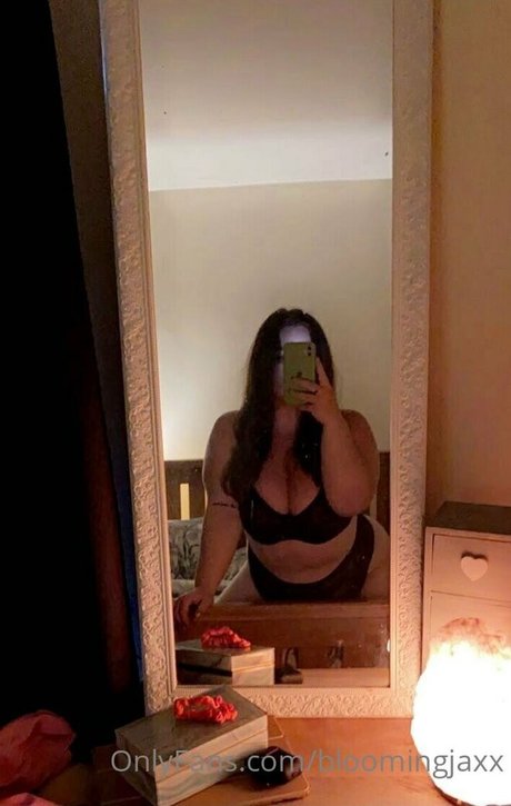 Alaston vuotanut OnlyFans-kuva Bloomingjaxx