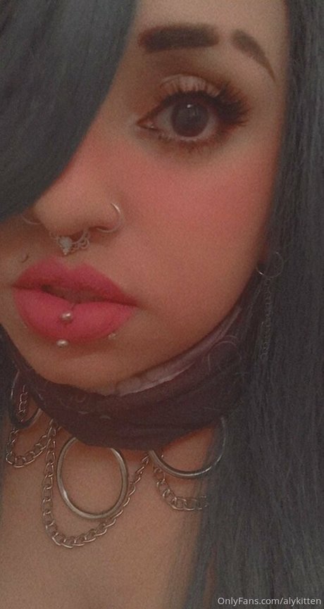 Nahá fotka uniklých OnlyFans od Raeraejiggles