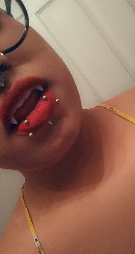 Naken läckt OnlyFans-bild av Raeraejiggles