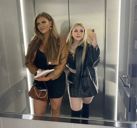 Nahá fotka uniklých OnlyFans od Molly Georgia Leach