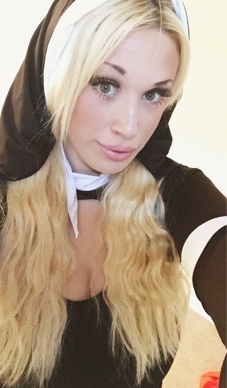 Nahá fotka uniklých OnlyFans od Lily Madison