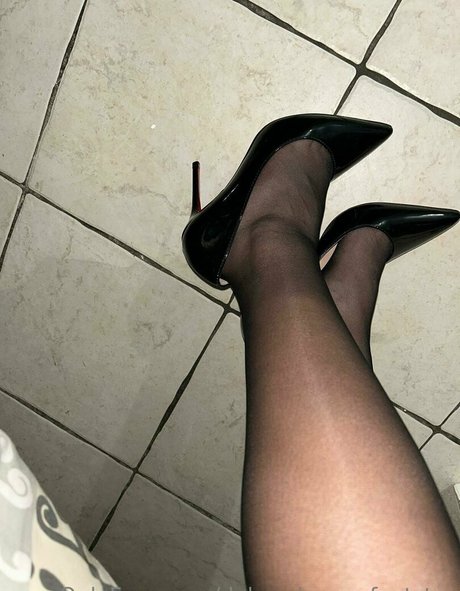 Naakte gelekte OnlyFans-foto van Deborahassfeetstar