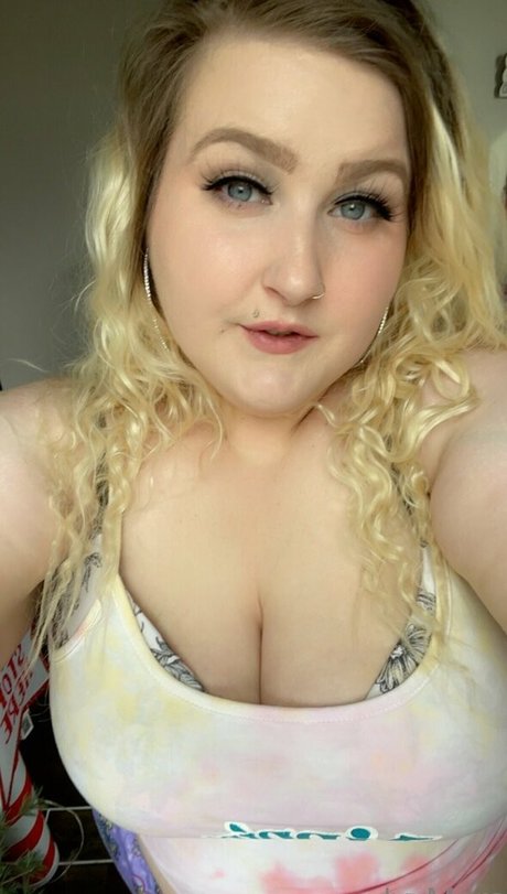Alasti lekkinud OnlyFans-i pilt Breedablewh0r3