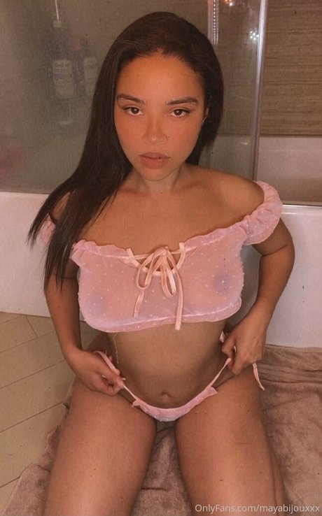 Обнаженная фотография утечки OnlyFans от Mayabijouxxx
