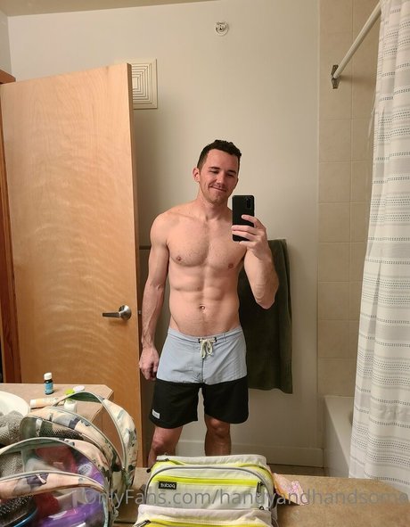 Naken läckt OnlyFans-bild av Handyandhandsome