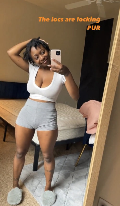 Naakte gelekte OnlyFans-foto van Noelle Kaylahrich