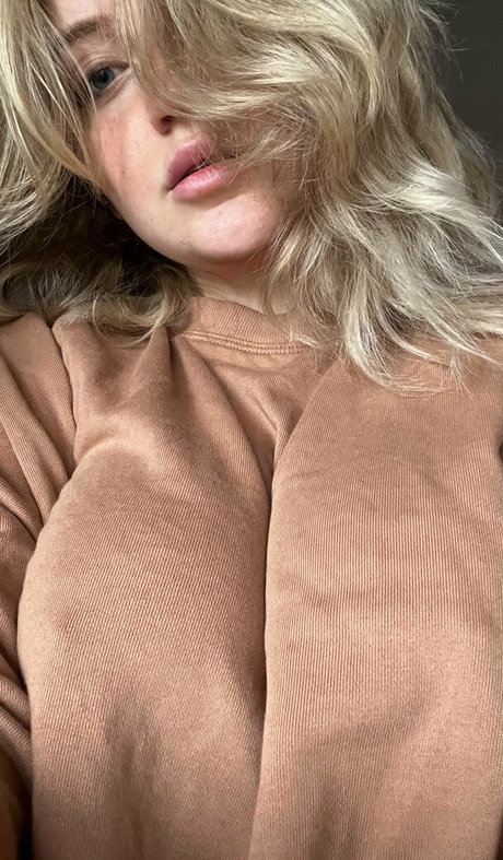 Naakte gelekte OnlyFans-foto van Yourwhiterabbitt