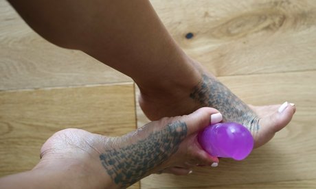 Naakte gelekte OnlyFans-foto van Asianfootworship