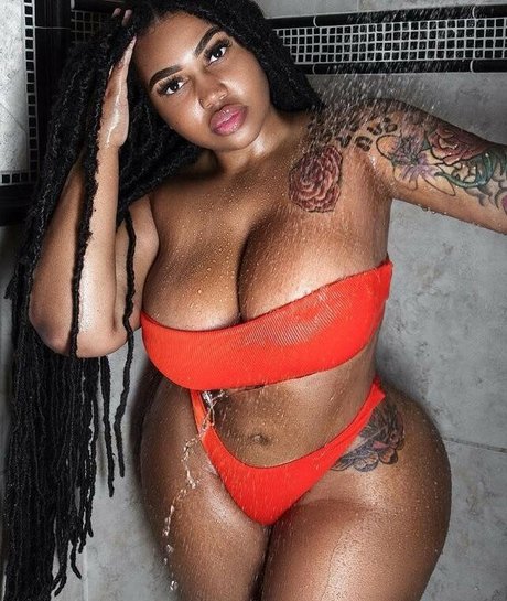 Mya Curvz