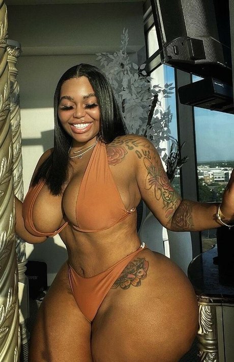 Mya Curvz