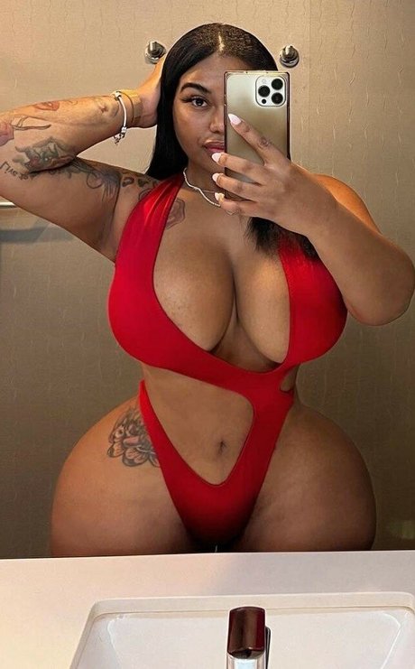 Mya Curvz