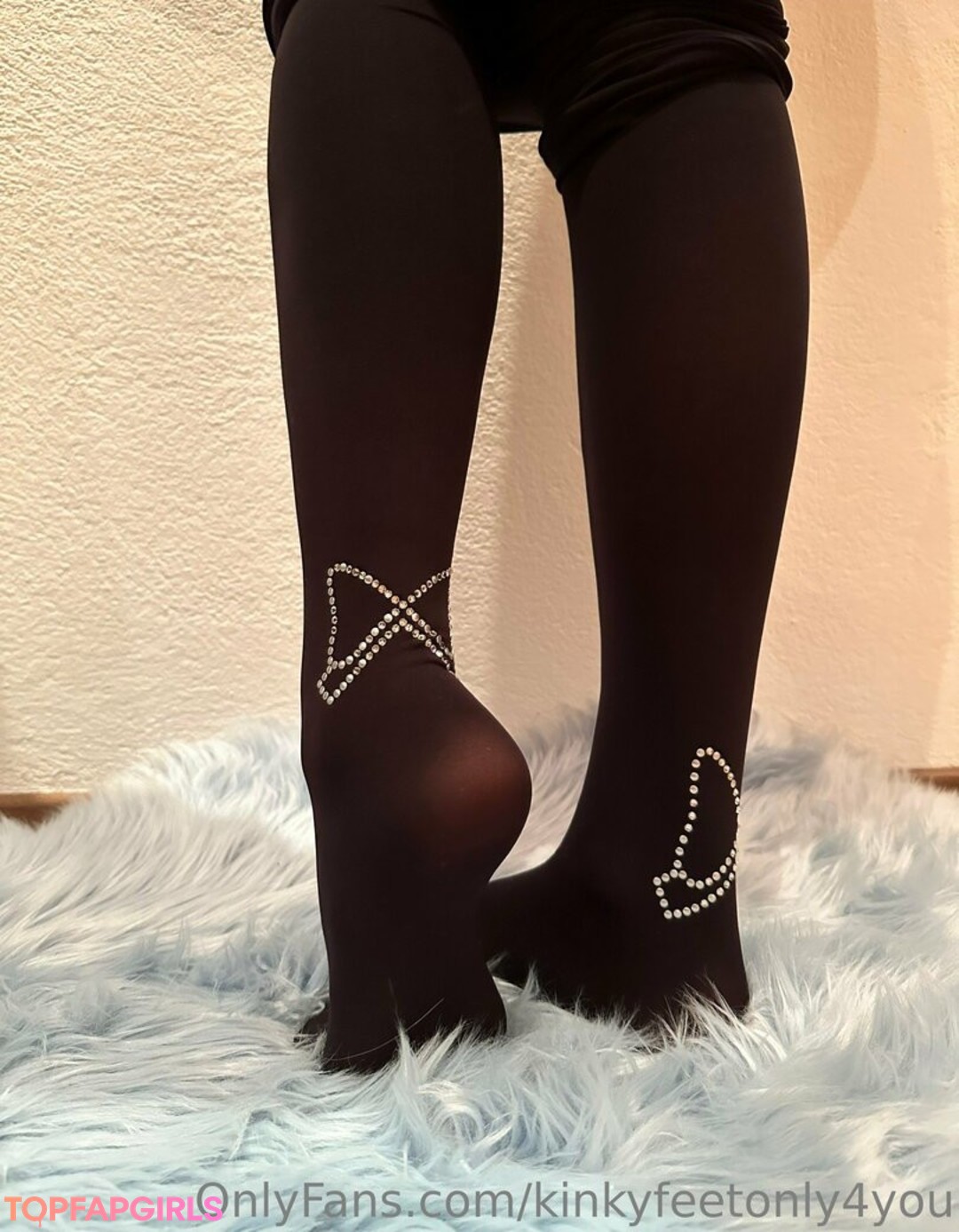 Naakte gelekte OnlyFans-foto van Kinkyfeetonly4you #25