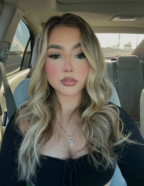 Nahá fotka uniklých OnlyFans od Gisselle Next Door