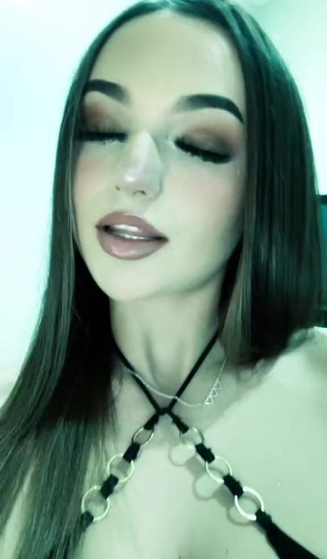 Alaston vuotanut OnlyFans-kuva Tanaka