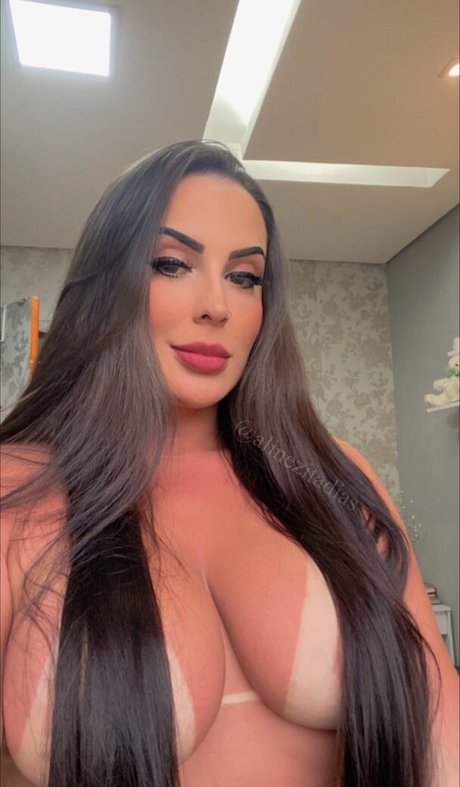 Naken läckt OnlyFans-bild av Alinezita Dias
