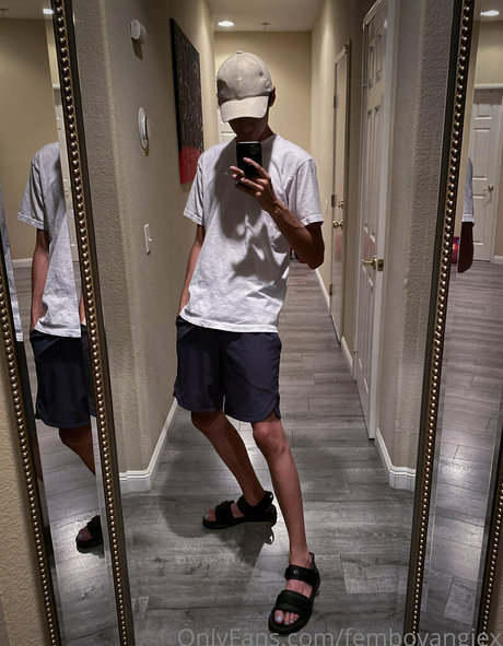 Naken läckt OnlyFans-bild av Femboyangiesfeet