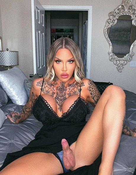 Naken lekkede OnlyFans-bilde av Nadia Love