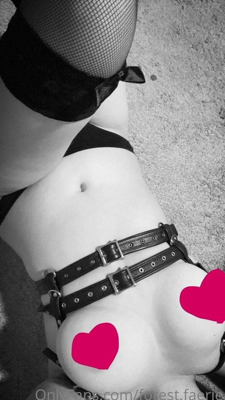 Naken läckt OnlyFans-bild av Forestfaerie