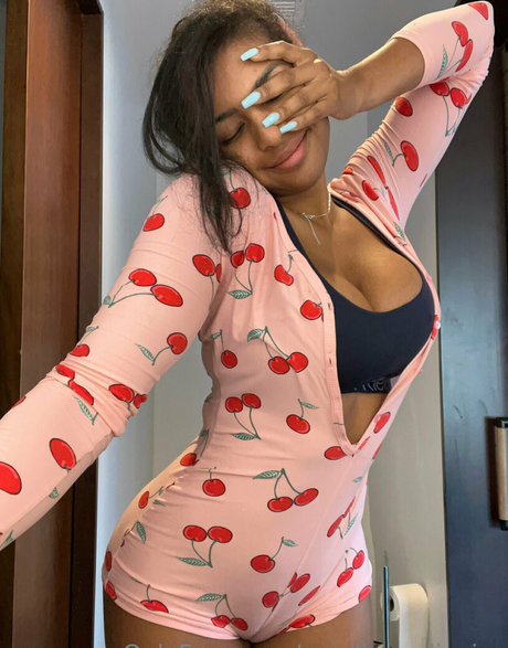 Alaston vuotanut OnlyFans-kuva Carolinneoliveira