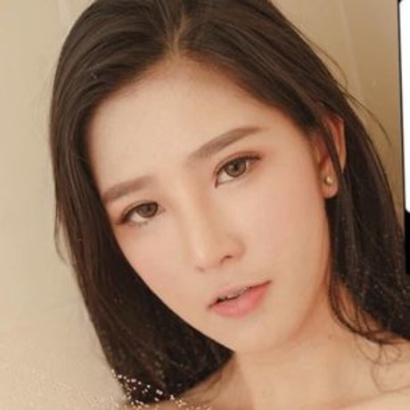 Naakte gelekte OnlyFans-foto van Sukanya Moey