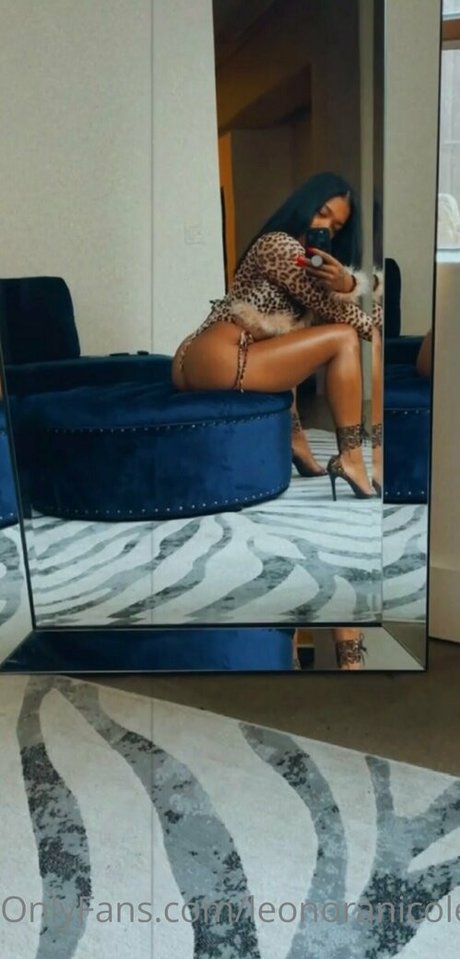 Naakte gelekte OnlyFans-foto van Leonoranicole