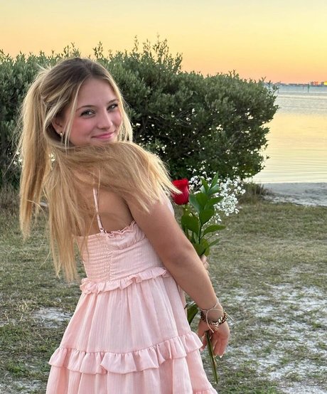 Naken läckt OnlyFans-bild av Isabella Ducharme