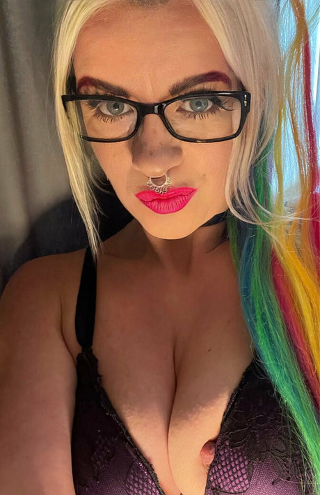 Nacktes geleaktes OnlyFans-Foto von Bellehella