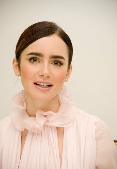 Nahá fotka uniklých OnlyFans od Lily Collins