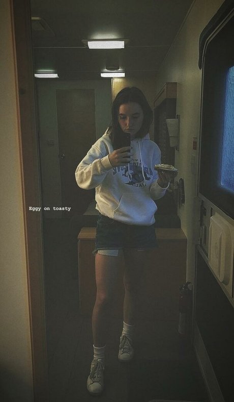 Alaston vuotanut OnlyFans-kuva Kaitlyn Dever