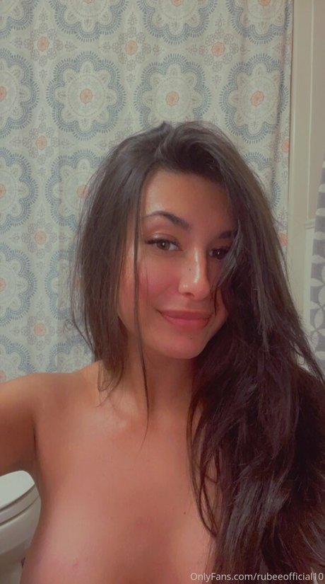 Naakte gelekte OnlyFans-foto van Rubeeofficial