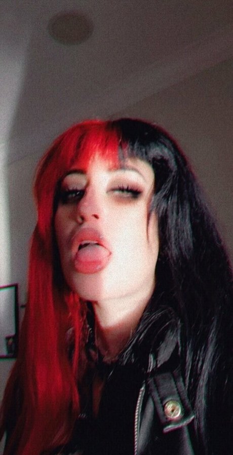 Naakte gelekte OnlyFans-foto van Poppycarmine