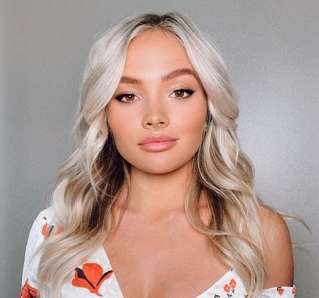 Nahá fotka uniklých OnlyFans od Natalie Alyn Lind