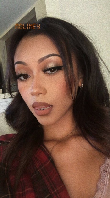 Alaston vuotanut OnlyFans-kuva Moliney Mao