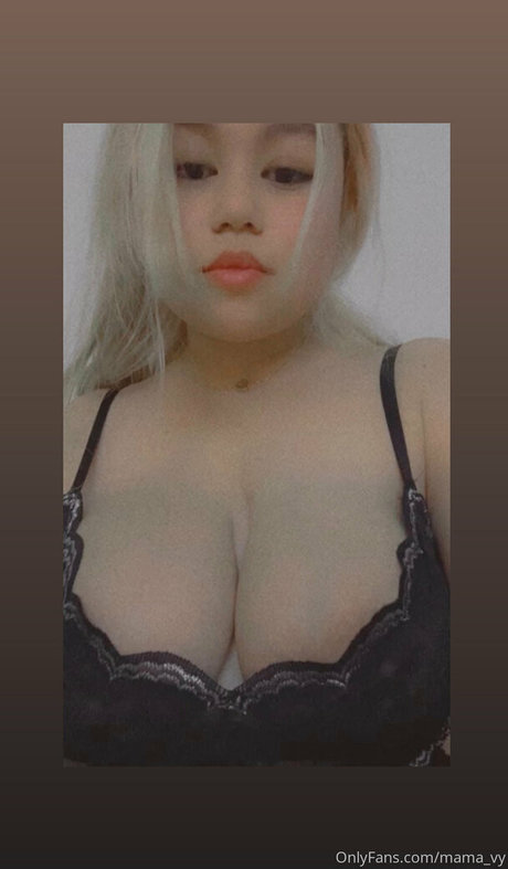 Naken läckt OnlyFans-bild av Mamavyfree