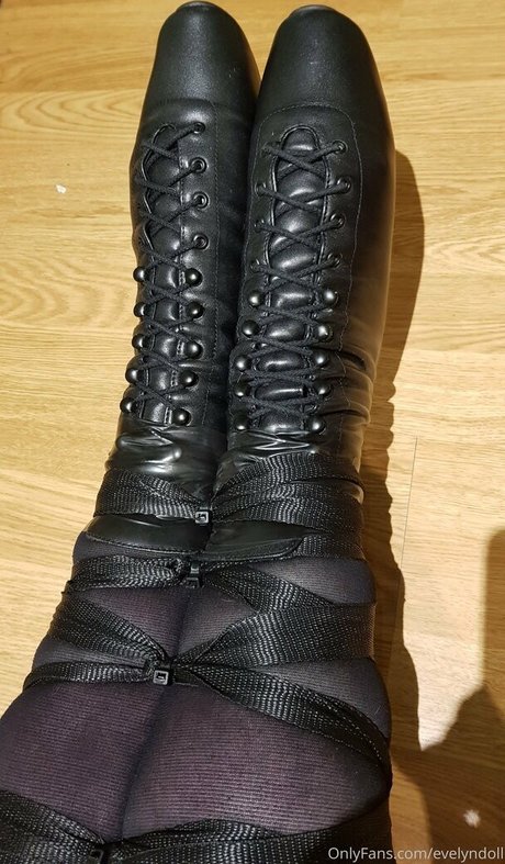 Nahá fotka uniklých OnlyFans od Evelyndoll