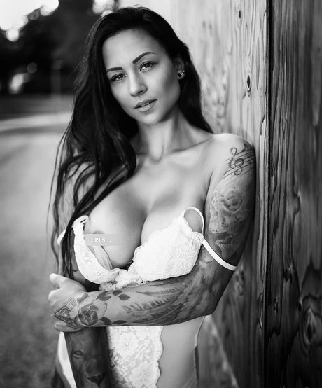 Naken lekkede OnlyFans-bilde av Inkednadine