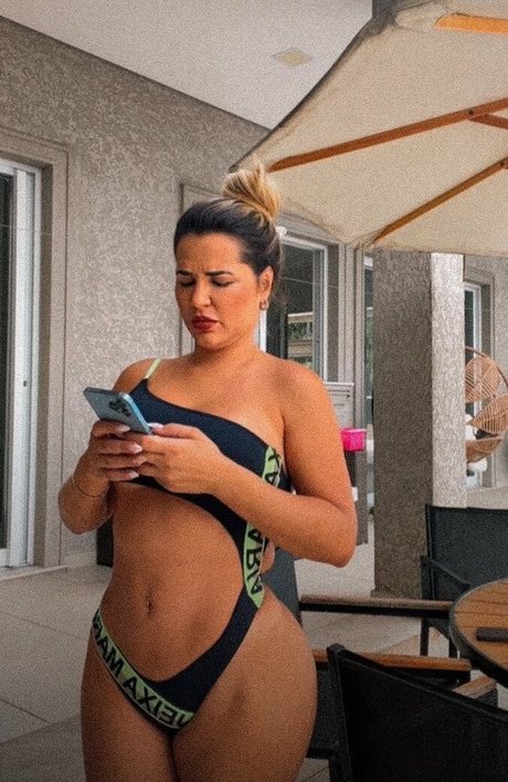 Deolane Bezerra