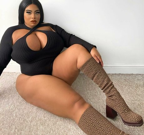 Naakte gelekte OnlyFans-foto van Yathbeauty