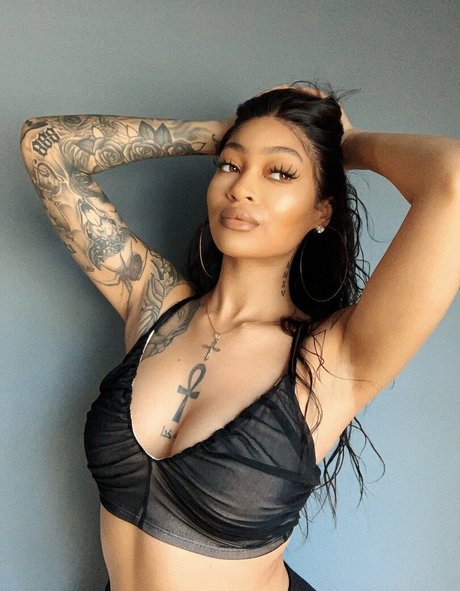 Naakte gelekte OnlyFans-foto van Evoni