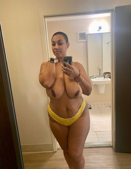 Naakte gelekte OnlyFans-foto van Sunnycity