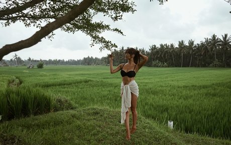 Naakte gelekte OnlyFans-foto van Littlebitsoflottie