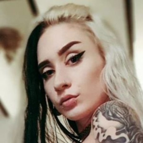 Alaston vuotanut OnlyFans-kuva Yearwalkatmidnight