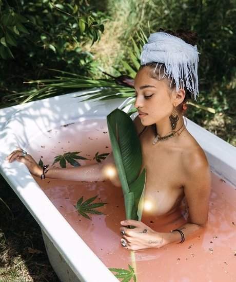 Обнаженная фотография утечки OnlyFans от Herbalflorabots